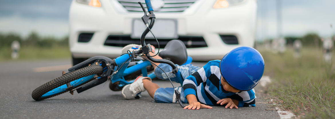 kid fell riding from his bicycle with a white truck behind